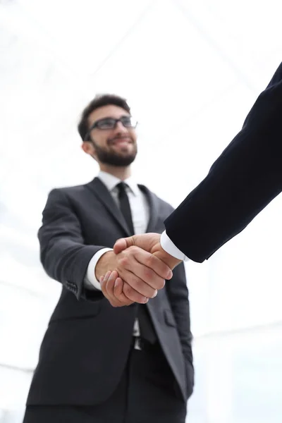 Концепция успеха в бизнесе - рукопожатие партнеров — стоковое фото