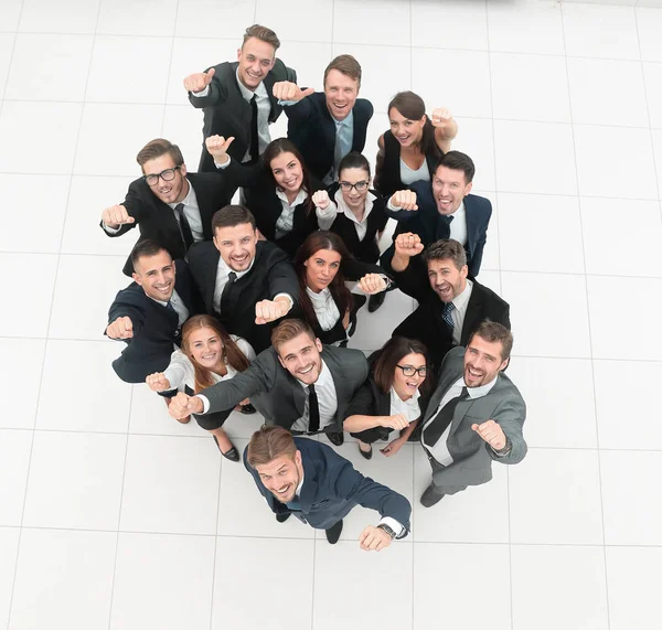 Concepto de éxito. numeroso equipo de negocios triunfante — Foto de Stock