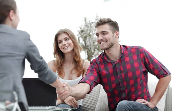 Vrouw psycholoog begroet de klant vóór het begin van de familie sessie. — Stockfoto