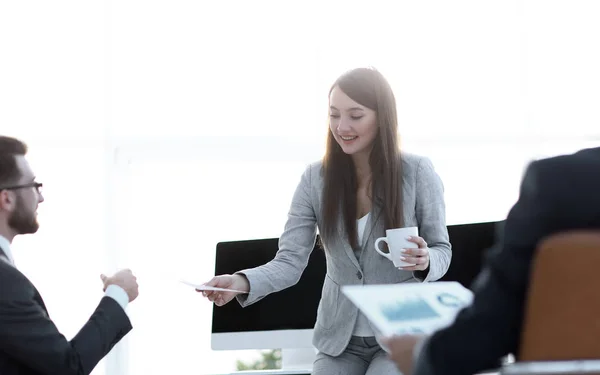 Equipo de negocios analizando charts.p financiera — Foto de Stock