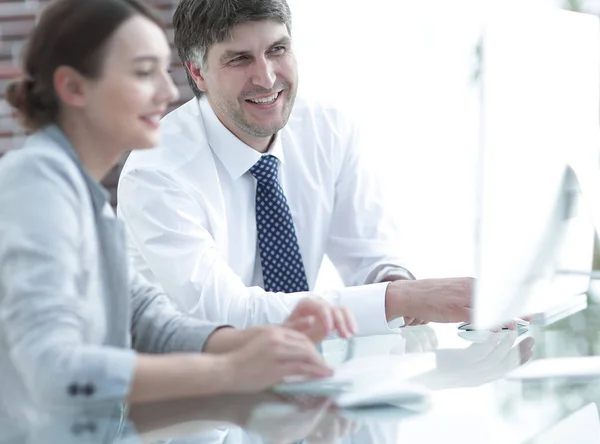 Gerente y asistente de trabajo con un PC — Foto de Stock