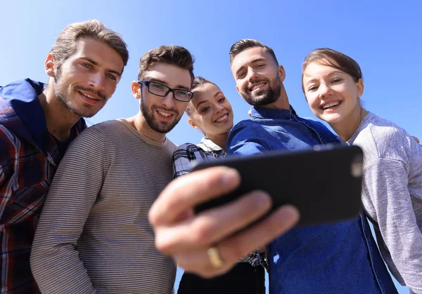 Grupo de jovens que tomam uma selfie . — Fotografia de Stock