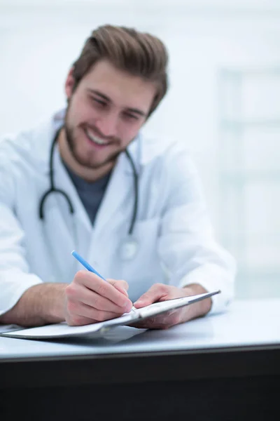 Immagine di sfondo di un medico scrivere una prescrizione — Foto Stock