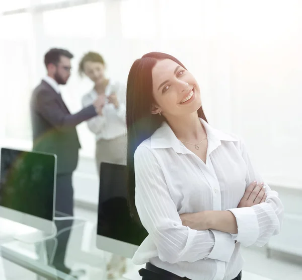 Framgångsrik ung affärskvinna på bakgrunden av en arbetsplats — Stockfoto