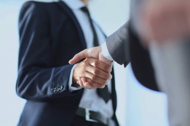 İş adamları el sıkışıyor. İş konsepti