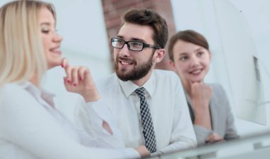 Masa başında otururken konuşurken iş takım.