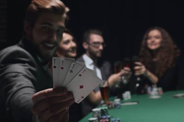 Kartları ve poker fişleri ile masada oturan Casino kumarbaz adam