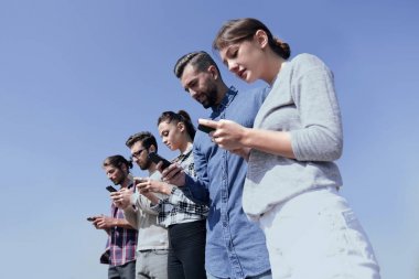 Ağ aramak için akıllı telefonlar kullanan gençlerin