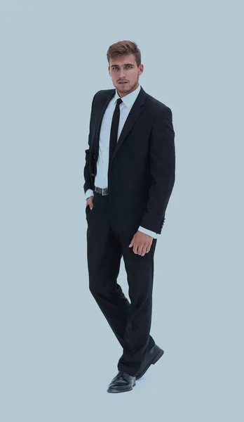 Portret in de volledige lengte van ernstige jonge zakenman. — Stockfoto