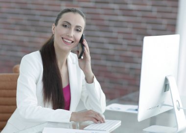 onun işyerinde kadın Yardımcısı