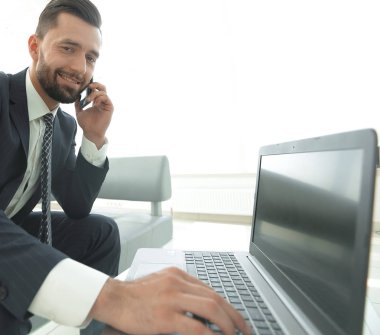 bir meslektaşım bir modern telefon aracılığıyla iş onarma işadamı