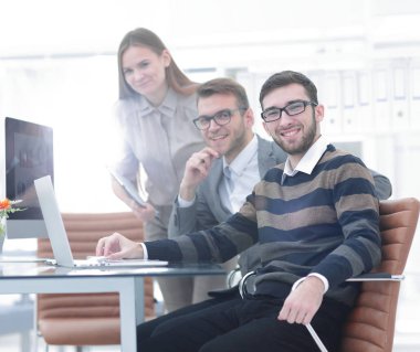 Ofiste çalışan iş adamları.