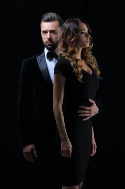 adamın yanında kadın stüdyoda poz