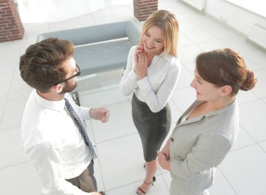 ofiste savunarak top.business ekibinden görüntülemek.