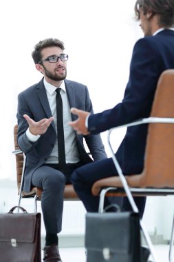 Evrak çantaları tutan iki iş adamları kendilerini yakın: