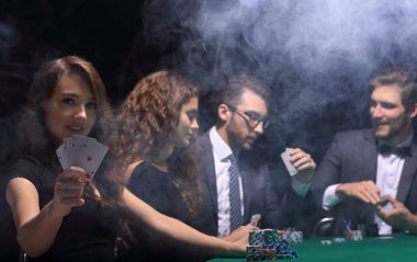 kartları, kazanan kombinasyonu ile gülümseyen kadın