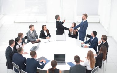 iş ortakları yuvarlak masa yakınındaki müzakerelerinde el sallamak