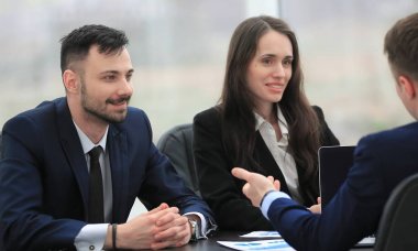 masanızda mali belgeleri tartışırken iş takım