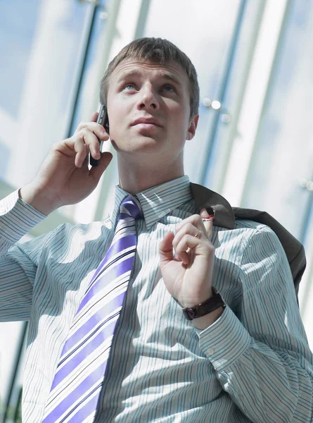 Hombre de negocios hablando por teléfono en el salón de oficinas — Foto de Stock