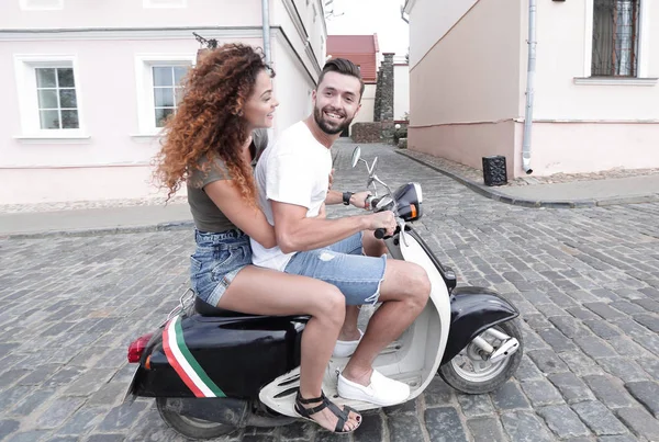 Zijaanzicht van de volledige lengte van de gelukkige paar rijden op retro motor — Stockfoto
