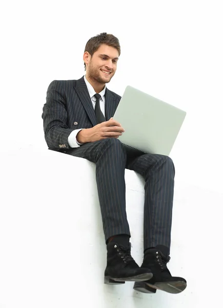 Pohledný mladý obchodní muž sedí na židli bílá moderní — Stock fotografie
