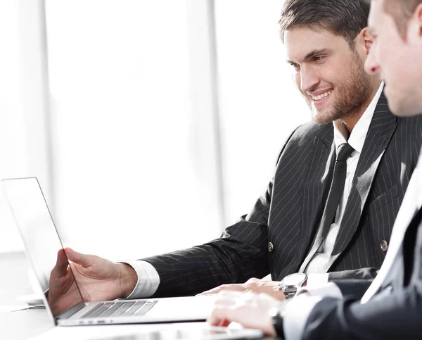 Nahaufnahme: Geschäftsmann im Gespräch mit Kollege. — Stockfoto