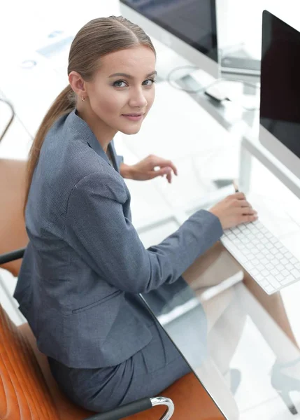 Vrouw geld Manager zittend op zijn werkplek — Stockfoto
