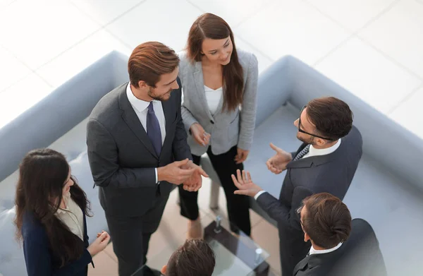 Glada leende business team står i rad på kontor. — Stockfoto