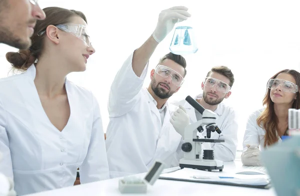 Группа молодых работников работает в биохимической лаборатории , — стоковое фото