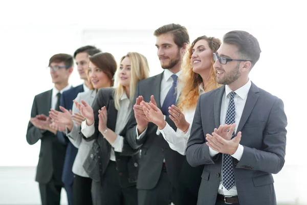 Grupp av affärsmän som applåderar isolerade — Stockfoto