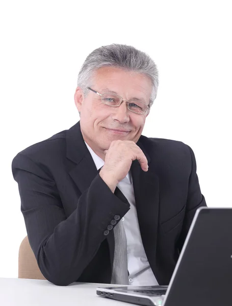 Gray-haired zakenman glimlachend geïsoleerd op witte achtergrond. — Stockfoto