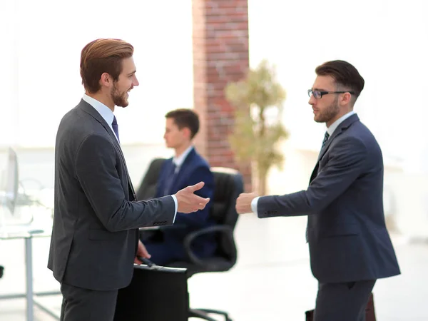 Två anställda i näringslivet passar arbete i en konferenssal — Stockfoto