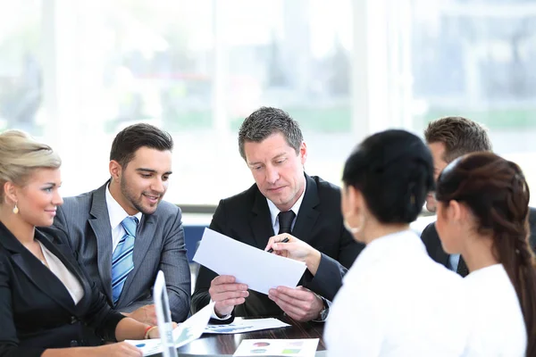 Hombre de negocios y su equipo de negocios discutiendo documentos de trabajo . —  Fotos de Stock
