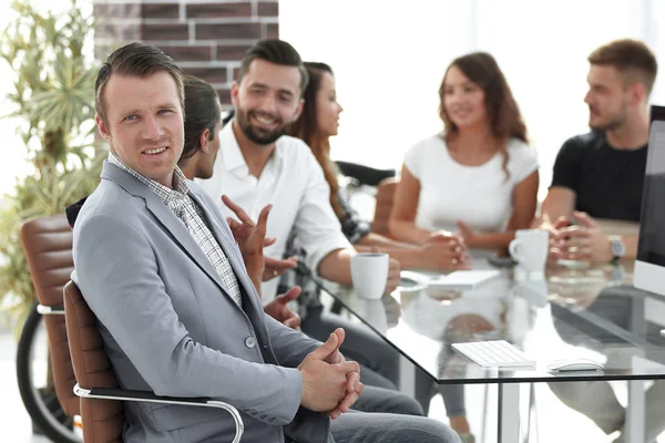 Jefe y equipo de negocios en la reunión en la oficina — Foto de Stock