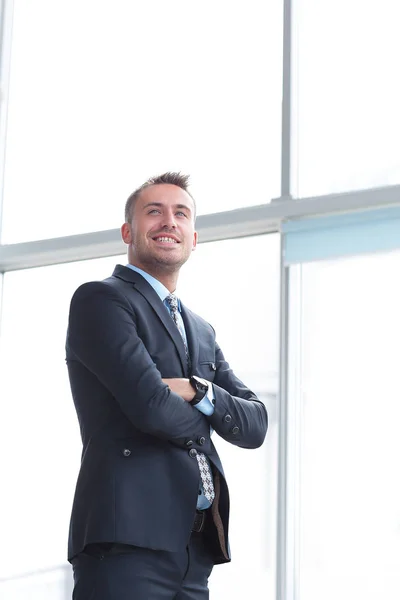 Πορτρέτο του αυτοπεποίθηση επιχειρηματίας ψάχνει έξω από το παράθυρο του γραφείου. — Φωτογραφία Αρχείου