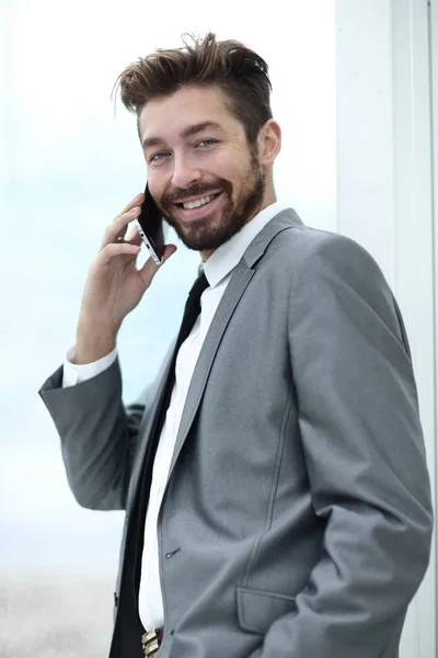 携帯電話で話しているスマート スーツのビジネスマン — ストック写真