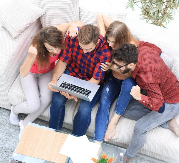 Gruppe von Freunden betrachtet das Foto auf dem Laptop. — Stockfoto