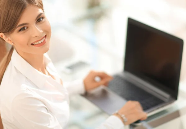 Retrato de mulher jovem trabalhando com um laptop  . — Fotografia de Stock