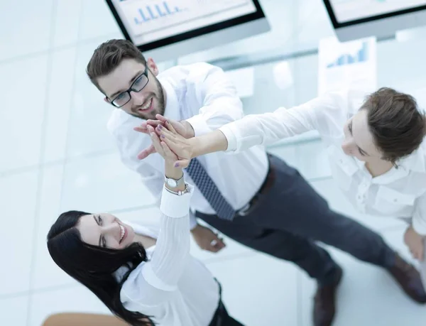 Framgångsrikt affärsteam ger varandra en hög fem . — Stockfoto