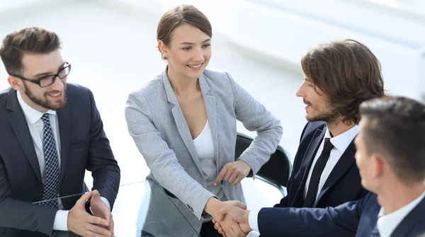 Obchodním partnerům za jejich stůl handshake — Stock fotografie