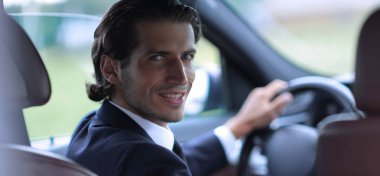 Adam direksiyonda oturuyor.