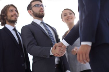 Yatırımcı ile el sıkışan iş lider