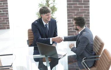 iki başarılı iş adamları arasında el sallamak