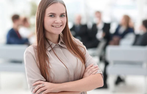 Porträtt av leende affärskvinna på bakgrunden av kontoret. — Stockfoto