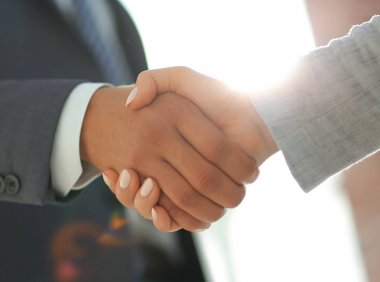 Beyaz arka planda izole edilmiş iş adamları el sıkışıyor