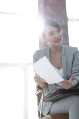 bir erkek ve bir kadın ofiste rahat konuşma