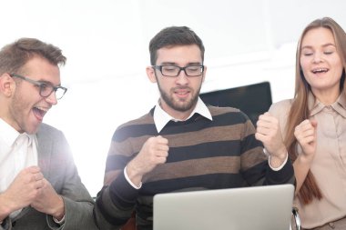 Üç birlikte satırındaki iyi haber alma çalışanlar heyecanlı