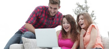 Öğrenciler dizüstü bilgisayardaki en sevdiğiniz videoyu inceliyor.