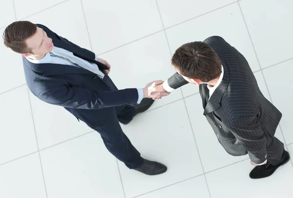 En pleno growth.handshake, socios comerciales, aislados sobre fondo blanco . — Foto de Stock