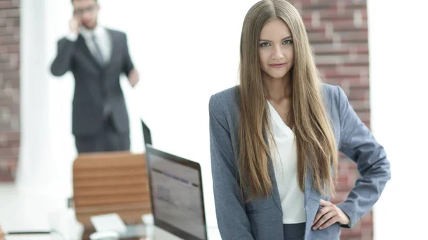 Femme d'affaires dans son bureau — Photo